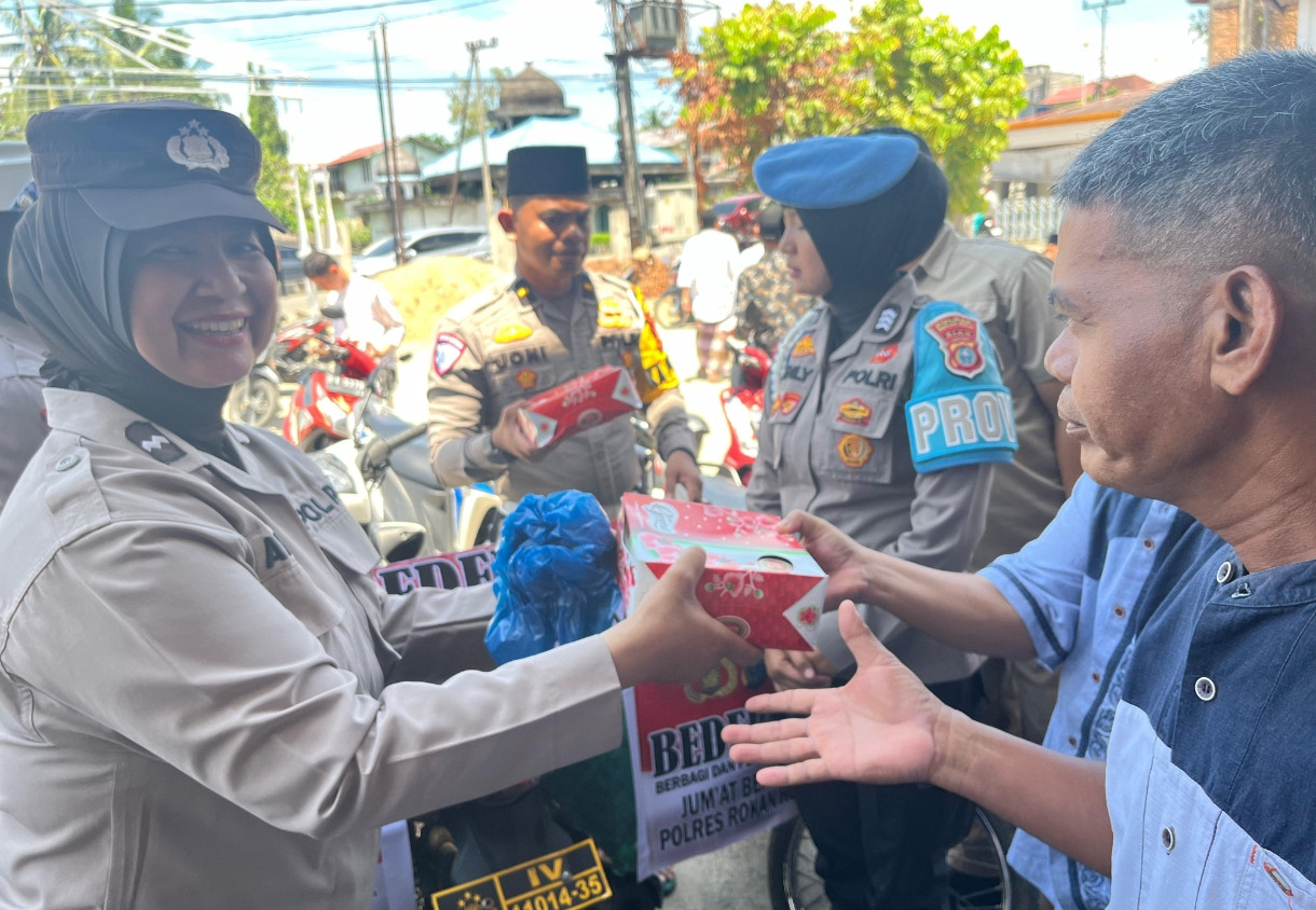Jumat Berkah dan Cooling System Pilkada, Polres Rohul Bagikan Ratusan Nasi Kotak di Masjid Silaturahim