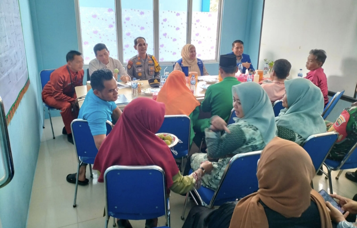 Bersama Camat, Kapolsek Tambusai Gelar Cooling System Pilkada dan Penyuluhan Kesehatan