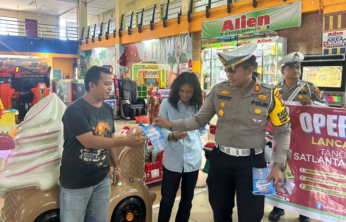 Sasar Pasar Moderen, Satlantas Polres Rohul Sebarkan Brosur Operasi Zebra dan Sampaikan Pesan Pilkada Damai