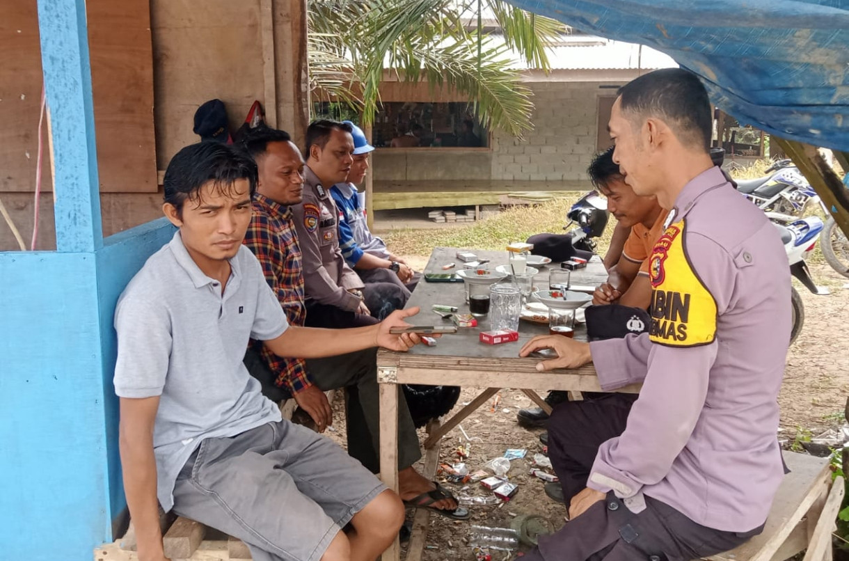 Cooling System  Pilkada Tahun 2024, Bhabinkamtibmas Polsek Rambahsamo Siap Ciptakan Suasana Sejuk dan Damai 