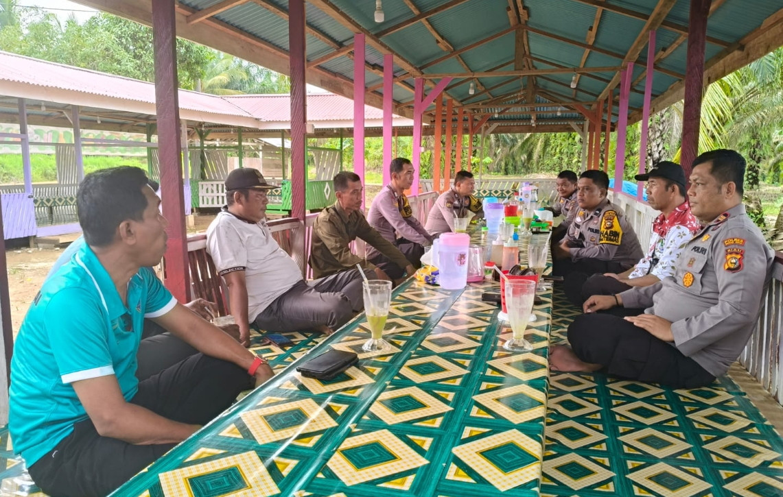Kapolsek Rambah Samo Cooling System Bersama Warga Rambah Samo dan Ajak Sukseskan Pilkada 2024