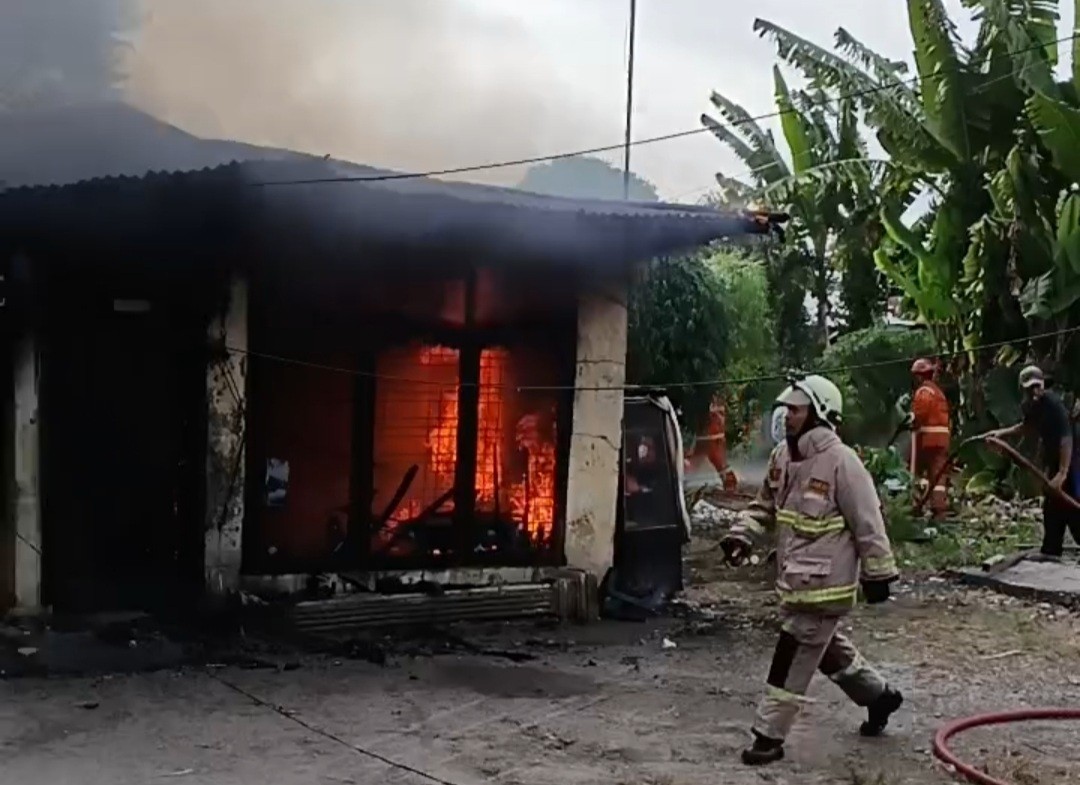 Korsleting Listrik Diduga Sebabkan 4 Rumah dan 6 Motor Hangus Terbakar di Jalan Cendrawasih