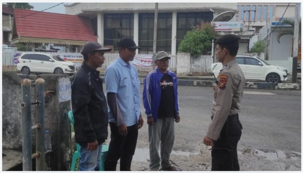 Sosialisasi Pemilu Damai 2024 dan Himbauan Kamtibmas oleh Kapolsek Pelabuhan Tembilahan di Pelabuhan Pelindo