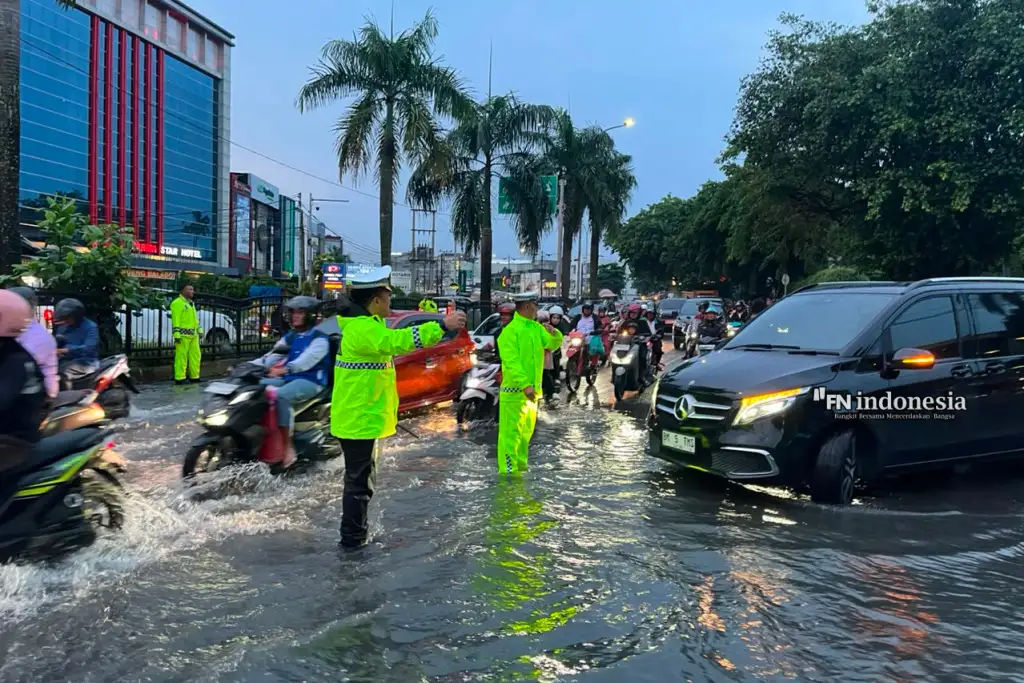 Hujan Deras Genangi Jalan Sudirman Pekanbaru, Satlantas Alihkan Arus dan Bantu Pengendara