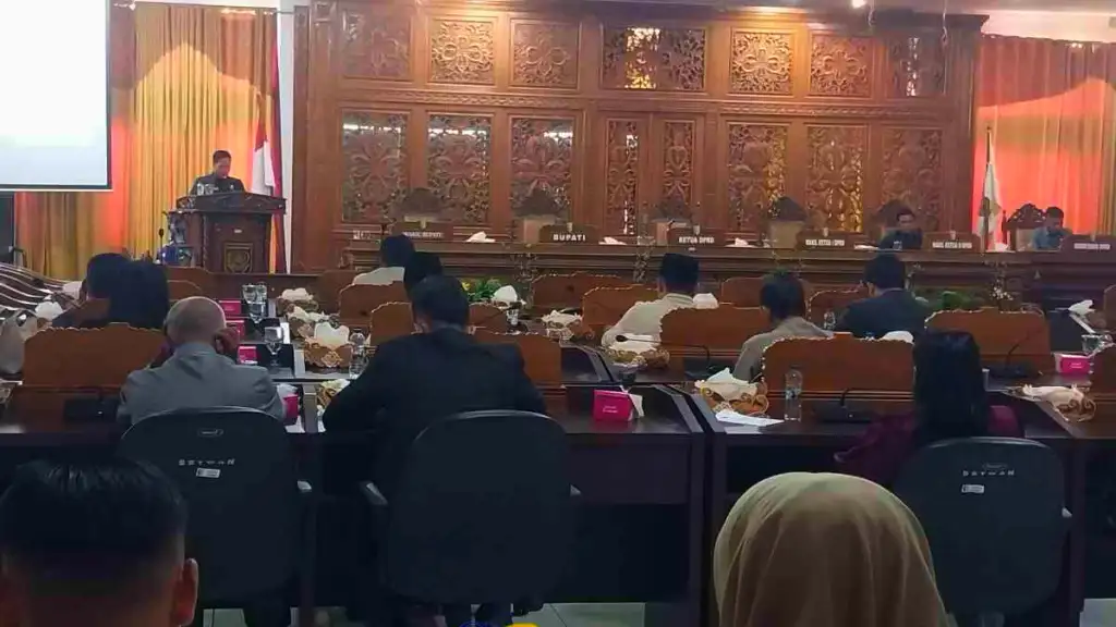 Rapat paripurna, Muklisin Beberkan Pelaksanaan APBD Kuansing 2025 ke DPRD, Ada Utang Rp202,7 Miliar