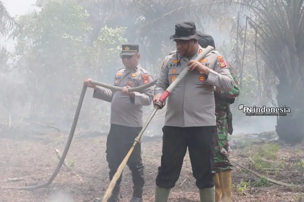 Kapolres Kampar Pimpin Pemadaman Lahan Gambut di Desa Kualu Nenas