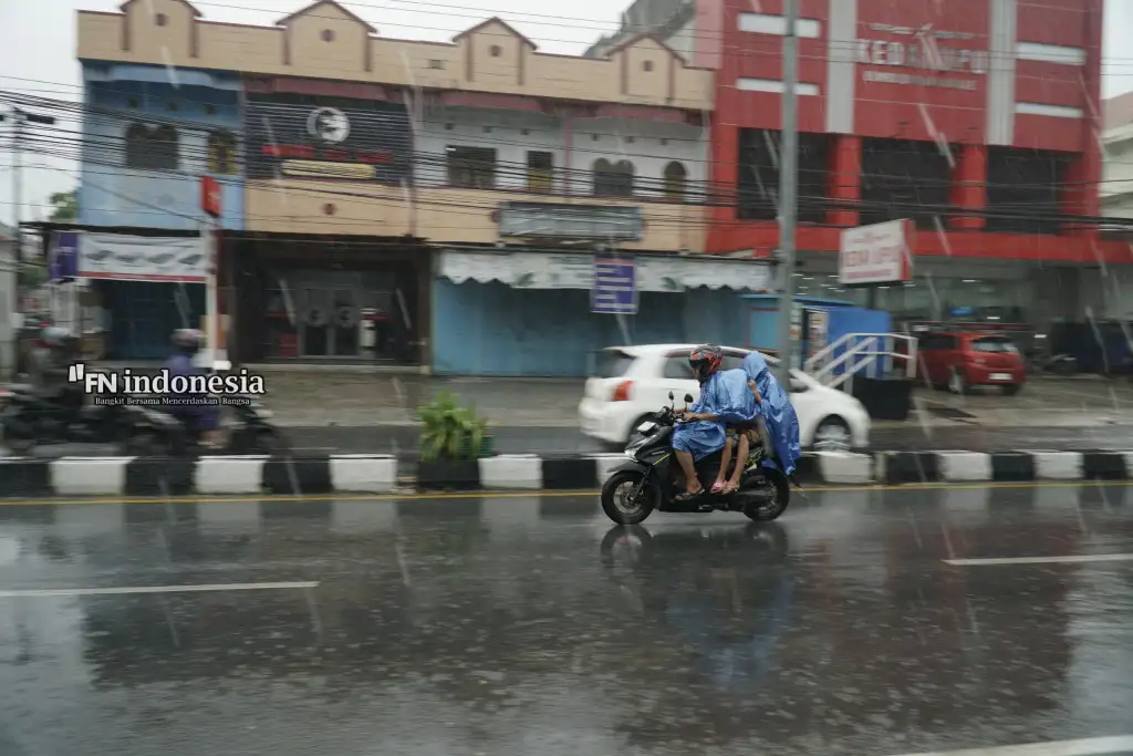 Perjuangan Pengendara Motor di Bawah Guyuran Hujan Terobos Kabut Asap Pekanbaru