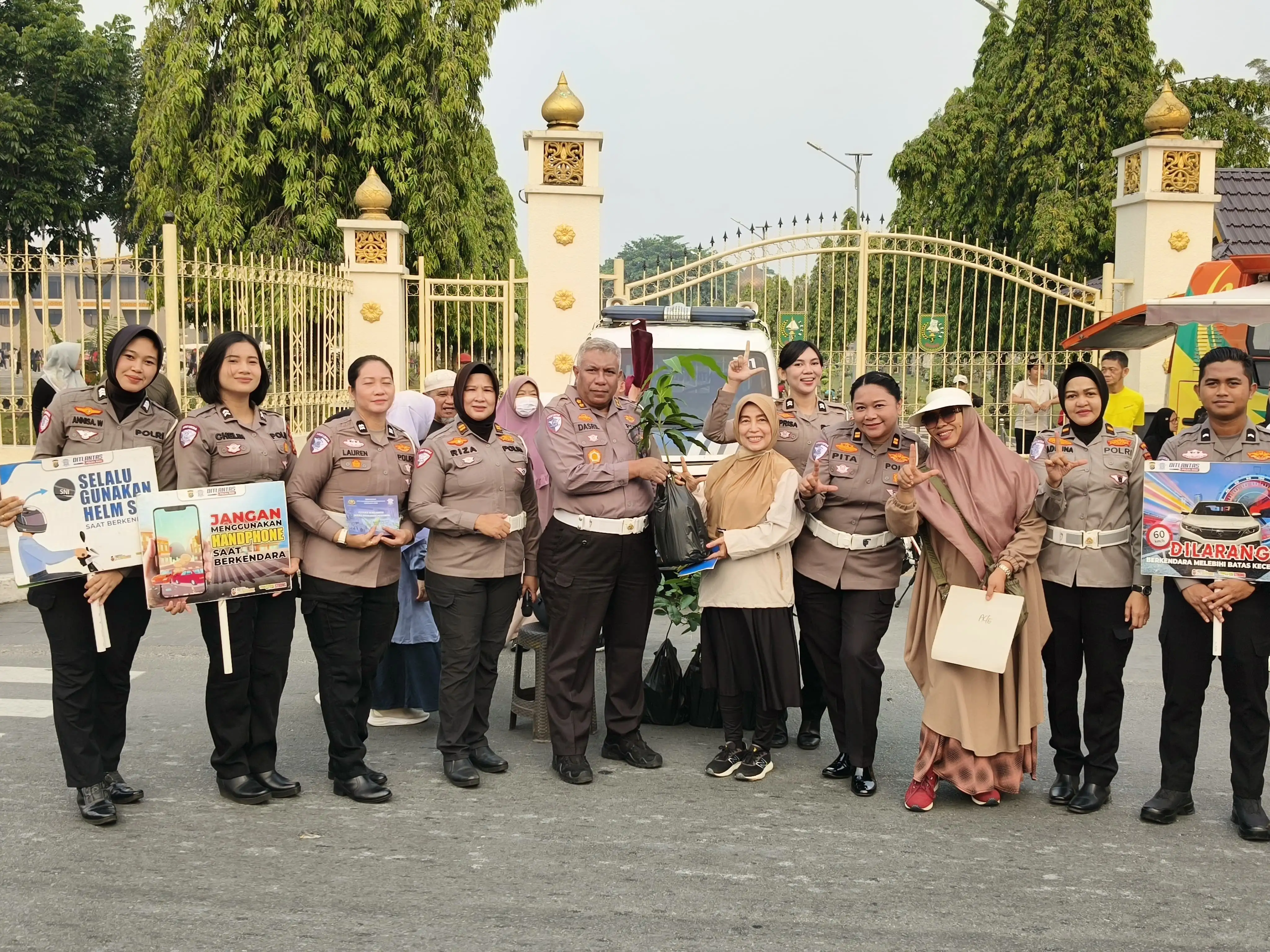 Edukasi Keselamatan dan Green Policing Warnai CFD Pekanbaru, Warga Dapat Helm hingga Bibit Tanaman