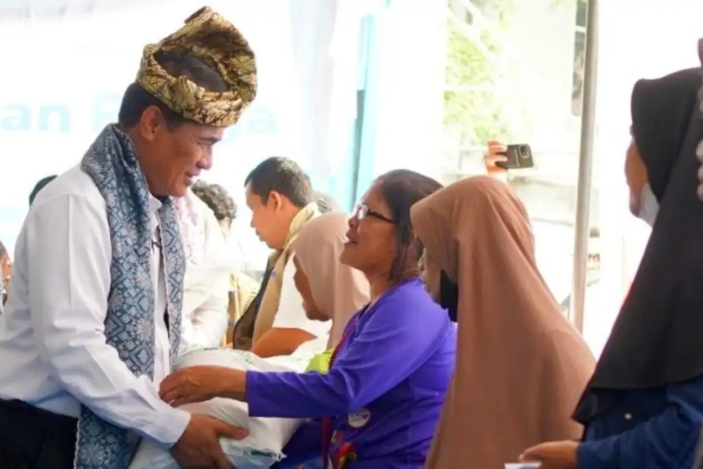 Mentan Amran Tinjau Bantuan Beras di Pekanbaru, 60.478 Penerima Dapat Alokasi 1.814 Ton