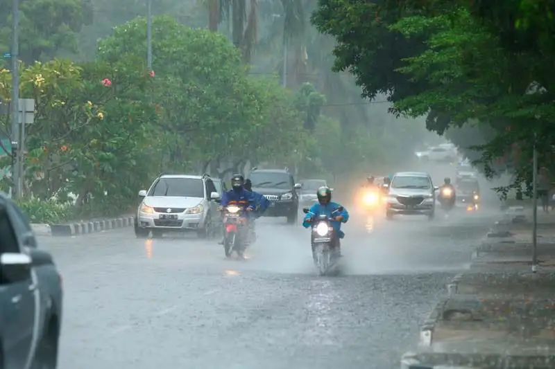 Hujan Deras Guyur Pekanbaru Kualitas Udara Kembali Bersih