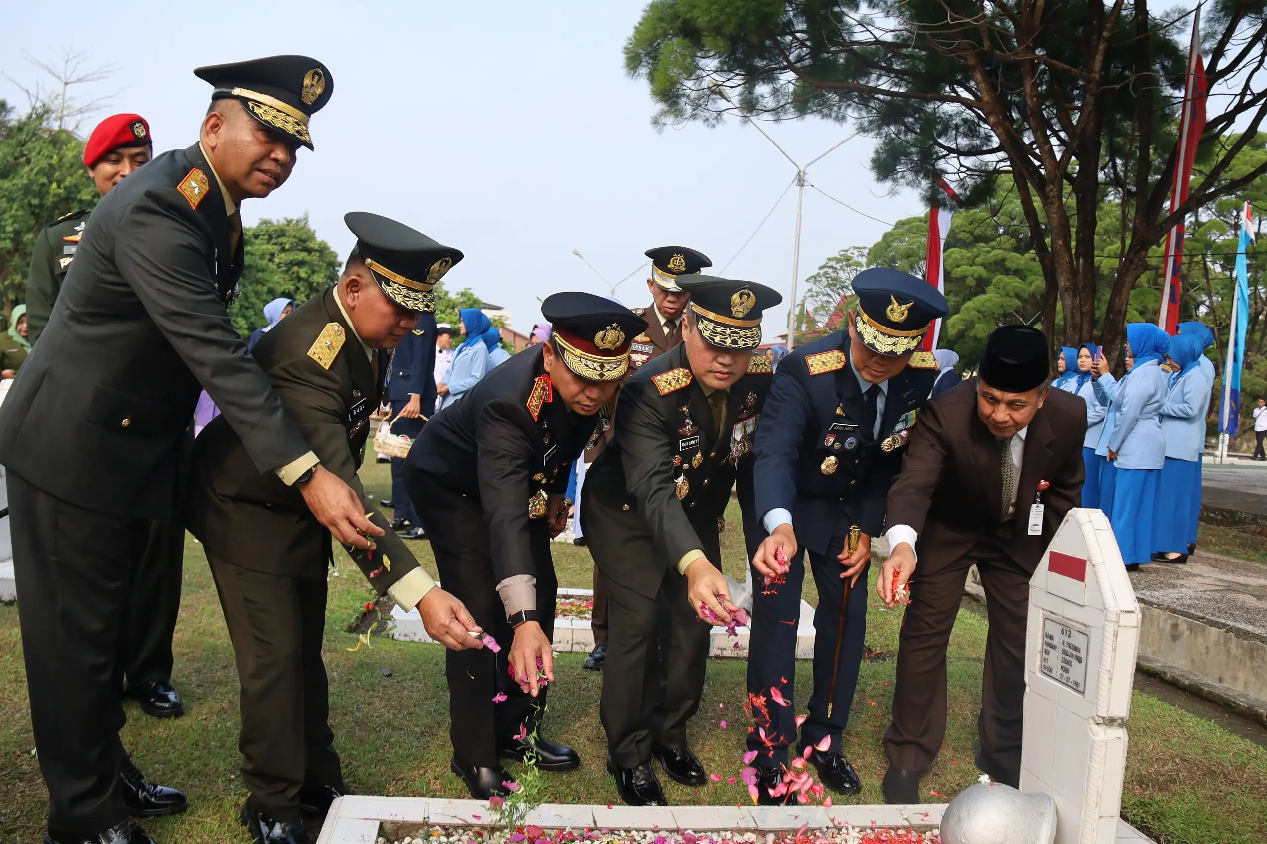 Jelang HUT Ke-81 TNI, Pangdam XIX/Tuanku Tambusai Pimpin Ziarah Nasional di TMP Kusuma Dharma