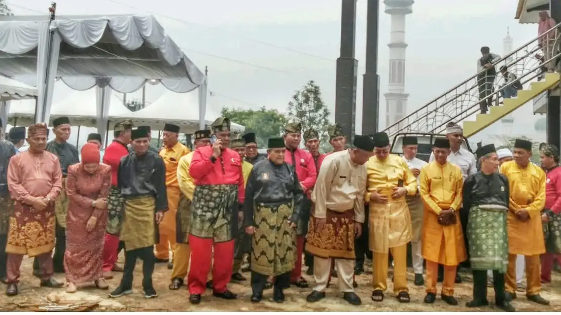 LAMR Rokan Hulu Tabalkan Gelar Adat untuk Bupati, Wabup dan Pimpinan DPRD