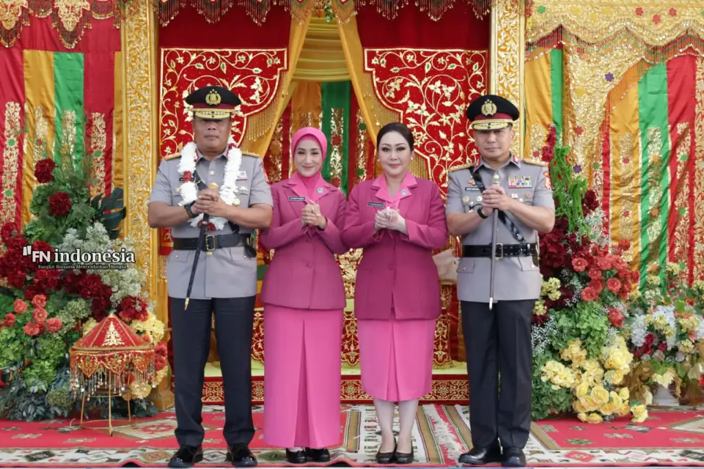 Disambut Kabaharkam Polri, Kapolda Riau Irjen Pol Arman Achdiat Awali Tugas dengan Tepuk Tepung Tawar