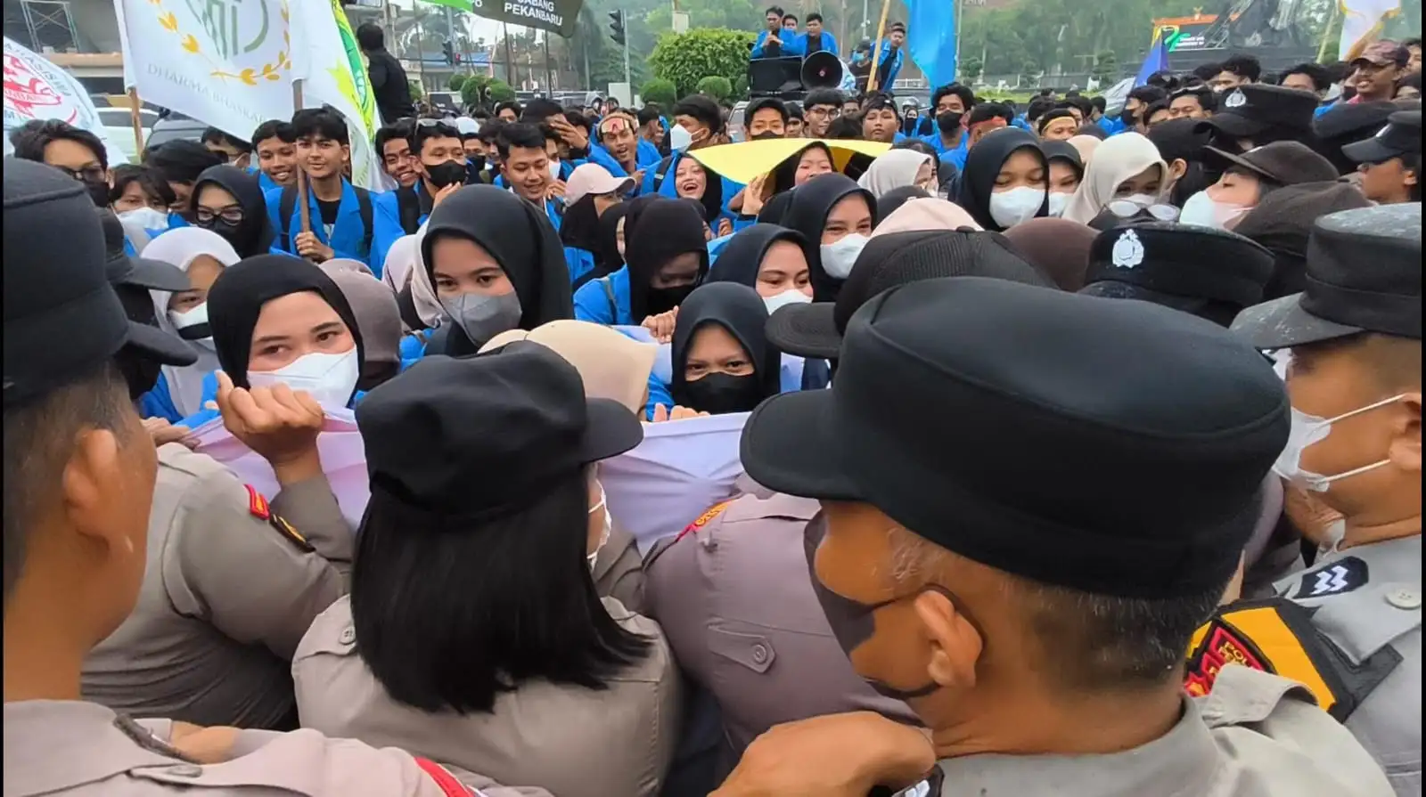 Ratusan Mahasiswa Demo di Kantor Gubernur Riau, Desak Pemerintah Atasi Kabut Asap Karhutla