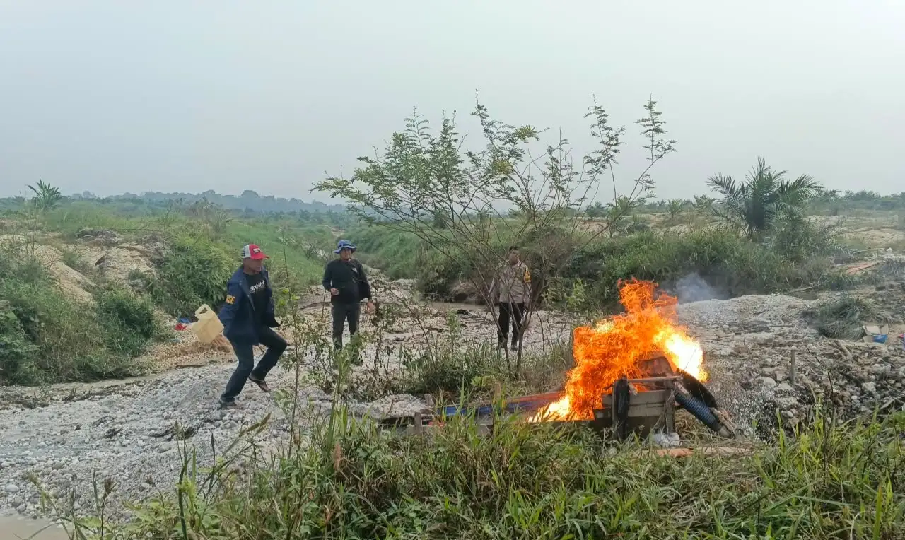 Polisi Bakar Dua Mesin Robin Diduga untuk PETI di Kuantan Mudik
