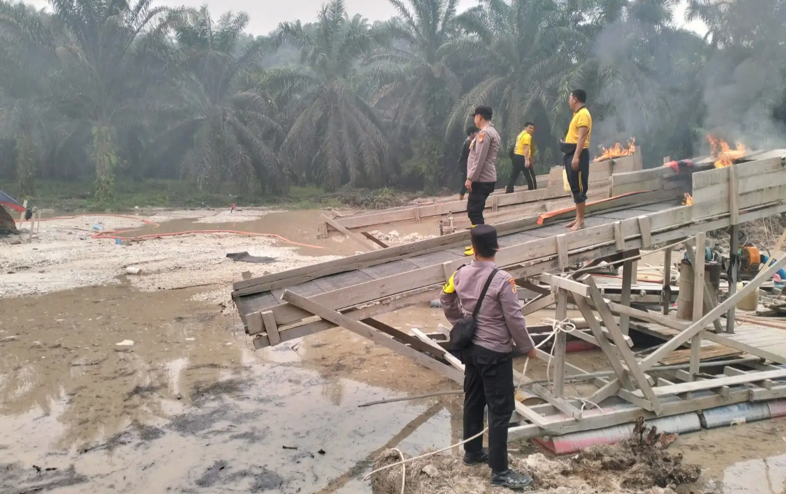 Polsek Singingi Tertibkan Dua Rakit Penambang Emas Ilegal di Sungai Bawang