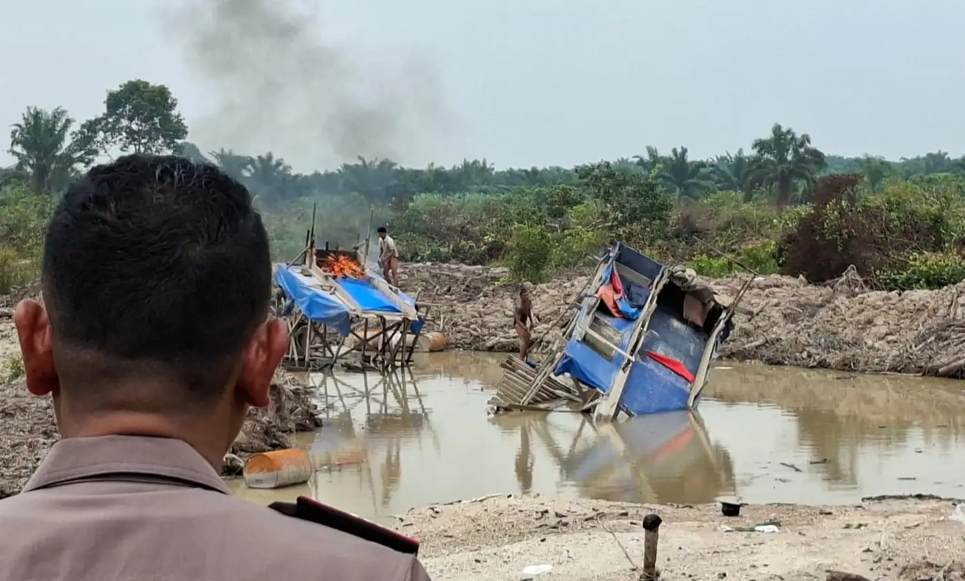Polsek Kampar Kiri Hilir Musnahkan Dua Rakit Tambang Emas Ilegal di Sungai Batang Potai