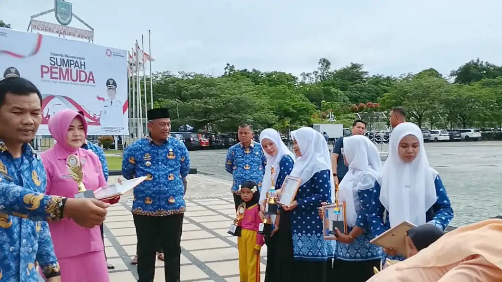 Semarak Sumpah Pemuda ke-98 di Rohul, Bupati Anton Pimpin Upacara dan Beri Penghargaan kepada Pelajar Berprestasi